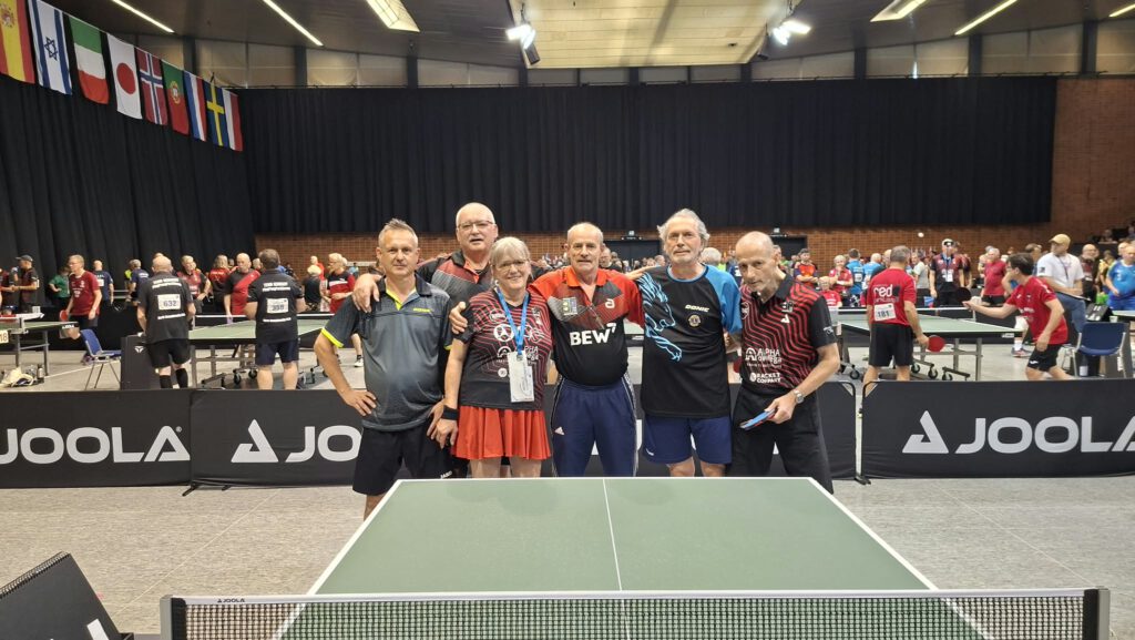Nach spannendem Duell auf Augenhöhe: Jörg und Martin mit ihren Doppelpartnern, SChiedsrichterin und Coach
